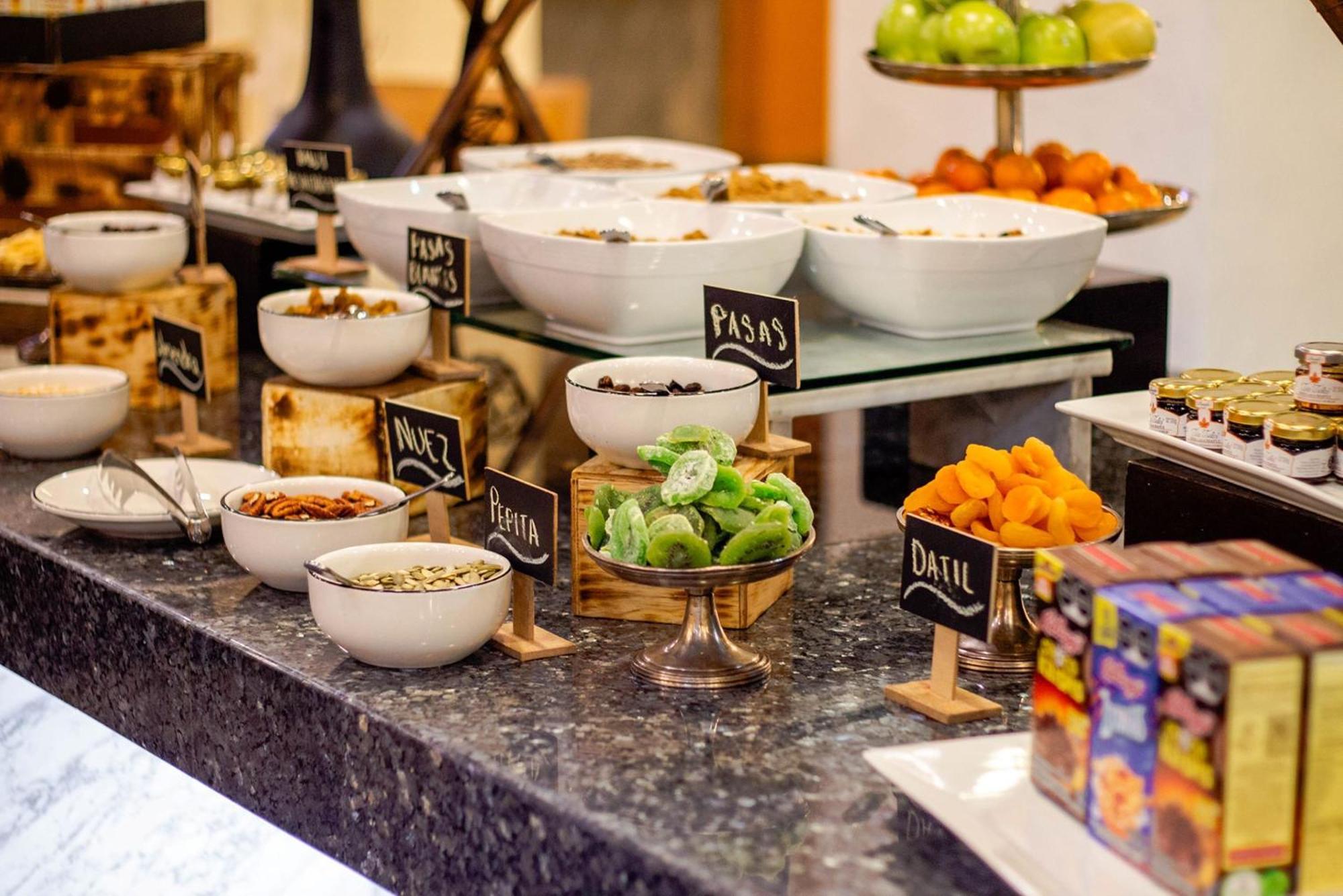 Camino Real Polanco Mexico Otel Dış mekan fotoğraf A breakfast buffet